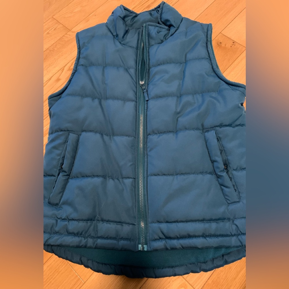 Be ready for cooler weather with this DKR&CO Women’s medium puffer vest.